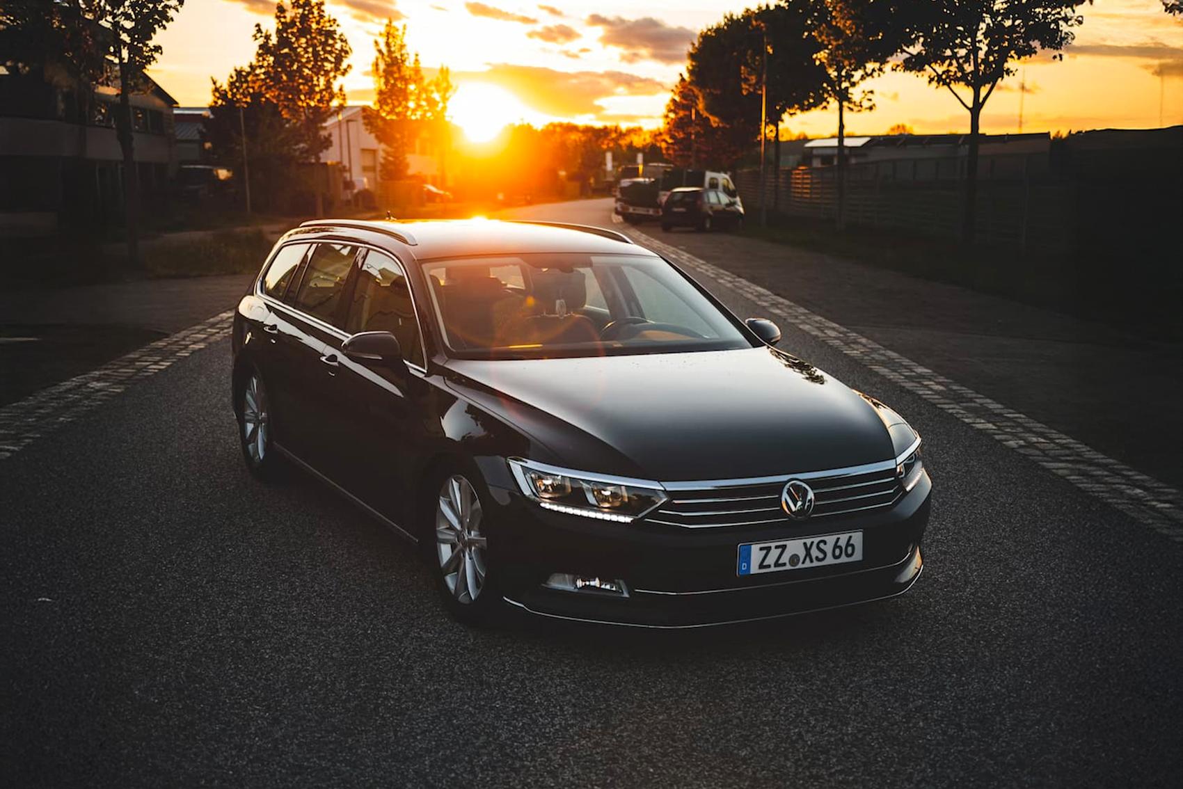 Svart bil på väg i solnedgång