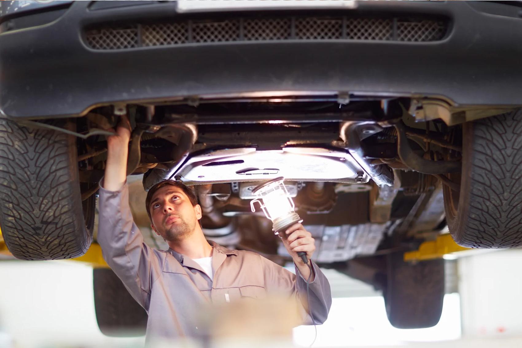 Mekaniker tittar under bil