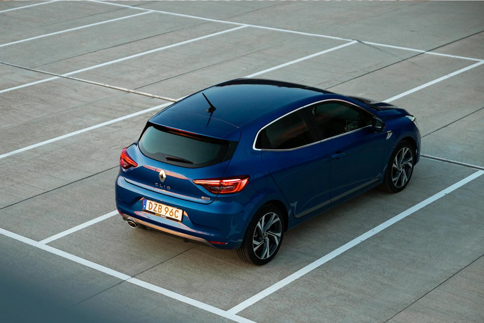 Blå bil på parkering