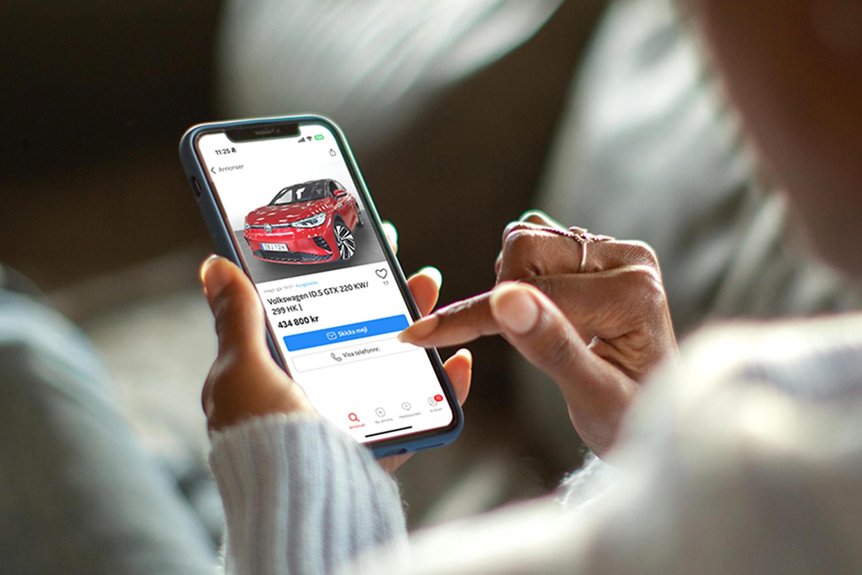 Person som scrollar på mobilen