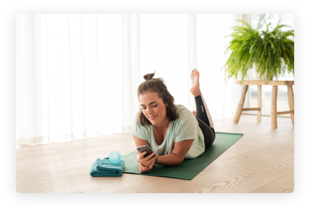 Frau auf Yogamatte