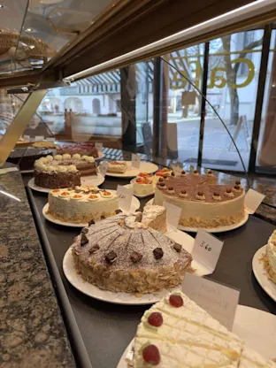 Frische Backwaren, Torten und Gebäck in der Auslage der Konditorei Heider