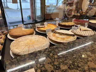 Innenansicht des Konditorei-Cafés Heider mit geschwungener Theke und Pralinette