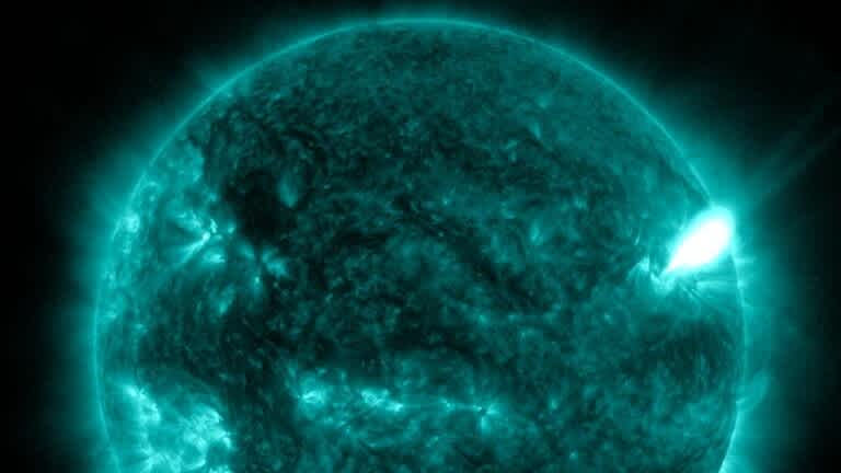 solar-flare-caught-on-video