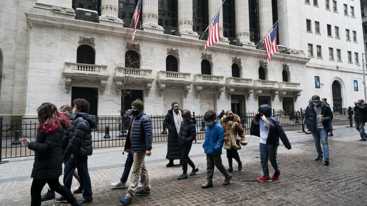 Gains for Bank Stocks Help Lead Major U.S. Indexes Higher