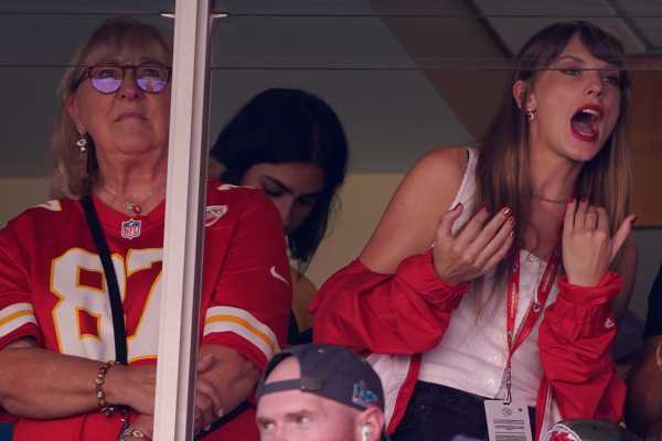 Taylor Swift Turns Out to See Travis Kelce, Kansas City Chiefs Play Chicago Bears