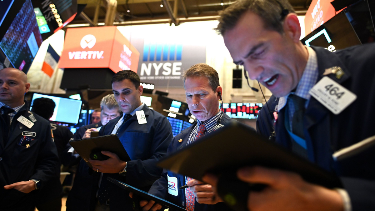 Stocks Fall on Wall Street, Head for Worst Week Since 2008