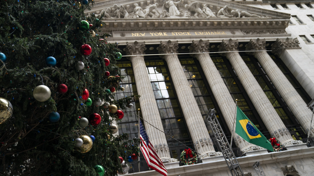 Steady Gains Leave Indexes Higher in Holiday-Shortened Week