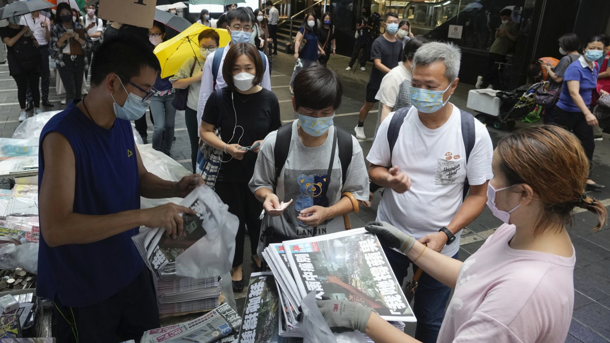 Hong Kong's Last Pro-Democracy Newspaper Sells Out Final Edition