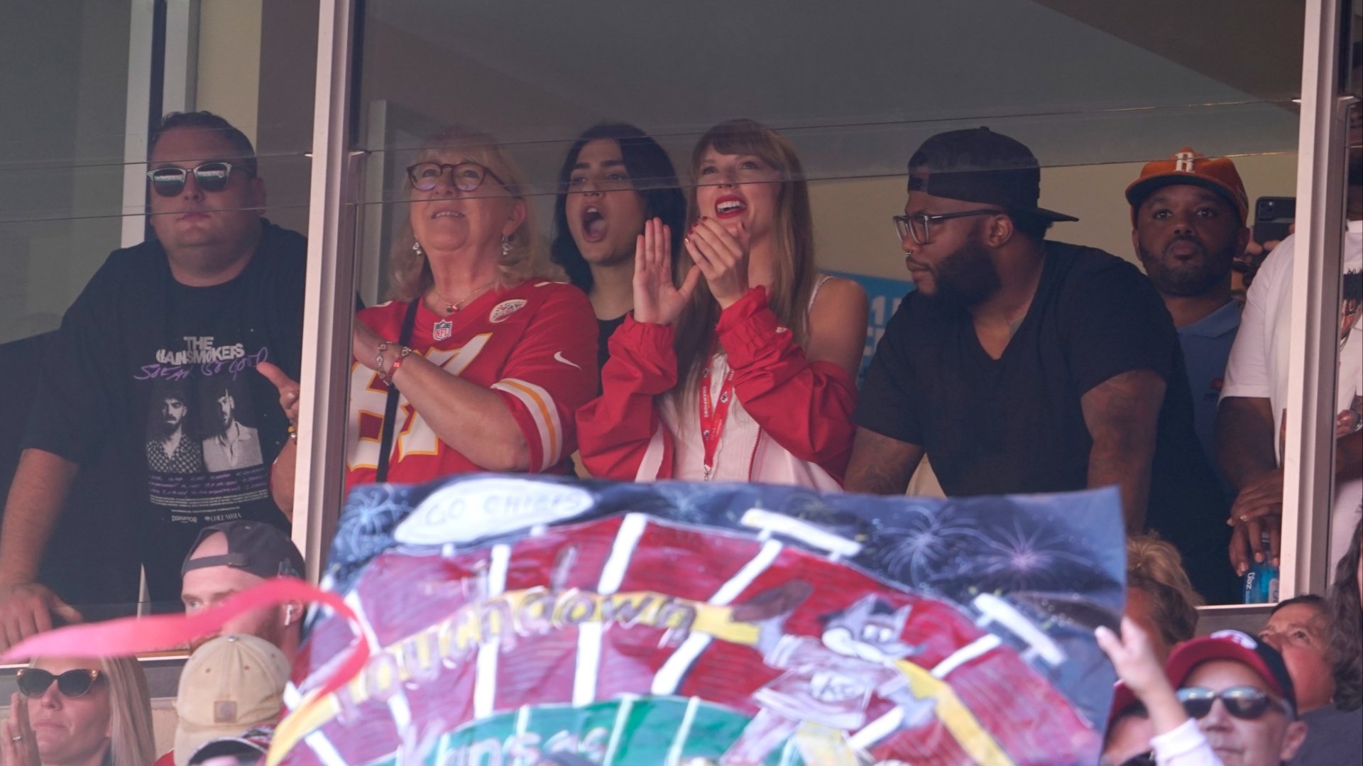 Taylor Swift turns out to see Travis Kelce, Kansas City Chiefs play Chicago  Bears