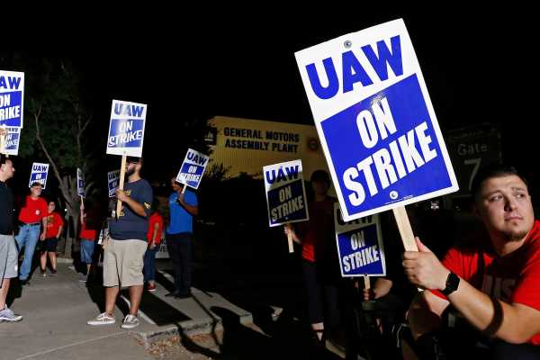 Autoworkers Union Says GM Strikers Holding Strong: 'Strike Is for All the Right Reasons' 