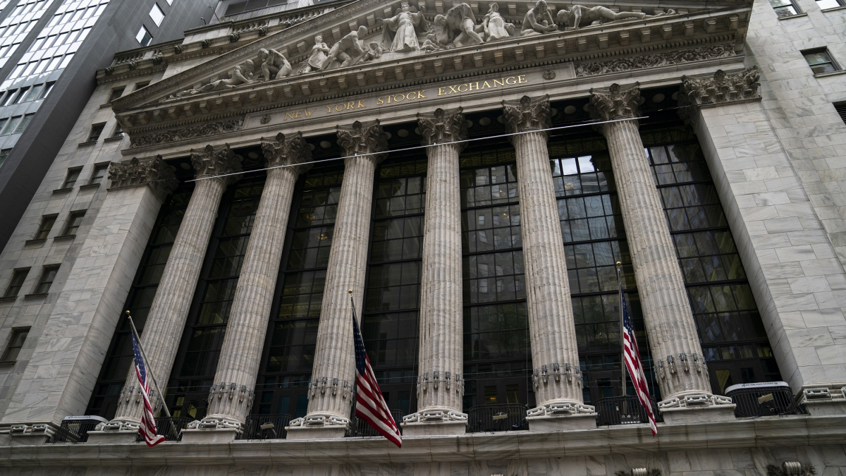 Stocks End Lower on Wall Street, Ending 8-Day Winning Streak