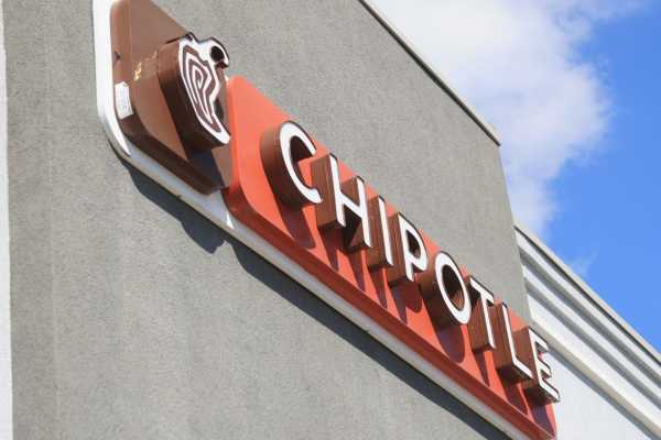 Chipotle Sued After Kansas Manager Allegedly Ripped Off Employee's Hijab