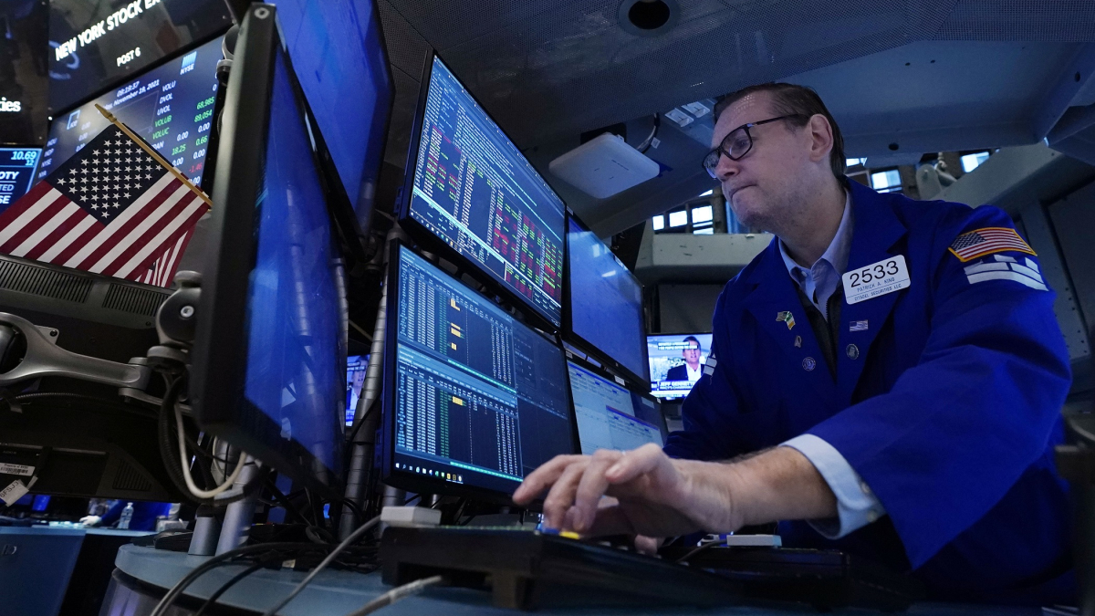 Stocks End Mostly Lower, but Tech Gains Push Nasdaq Higher