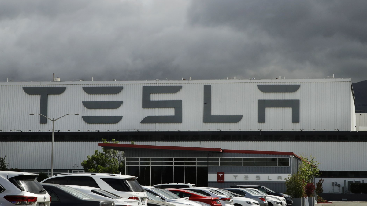 Tesla Seeks to Sell $5B in Stock; CEO Musk Moves to Texas