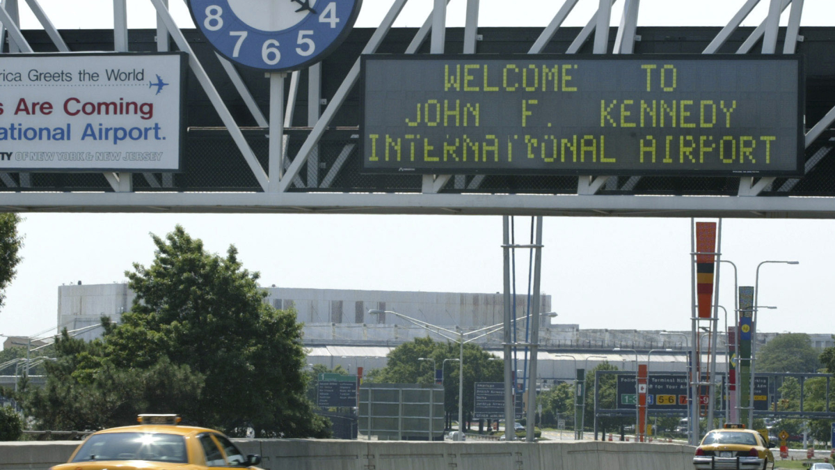 Agencies Investigate Averted Plane Crash at New York Airport