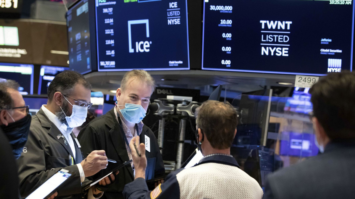 Stocks Climb, Erasing Earlier Losses, as Economy Heats Up