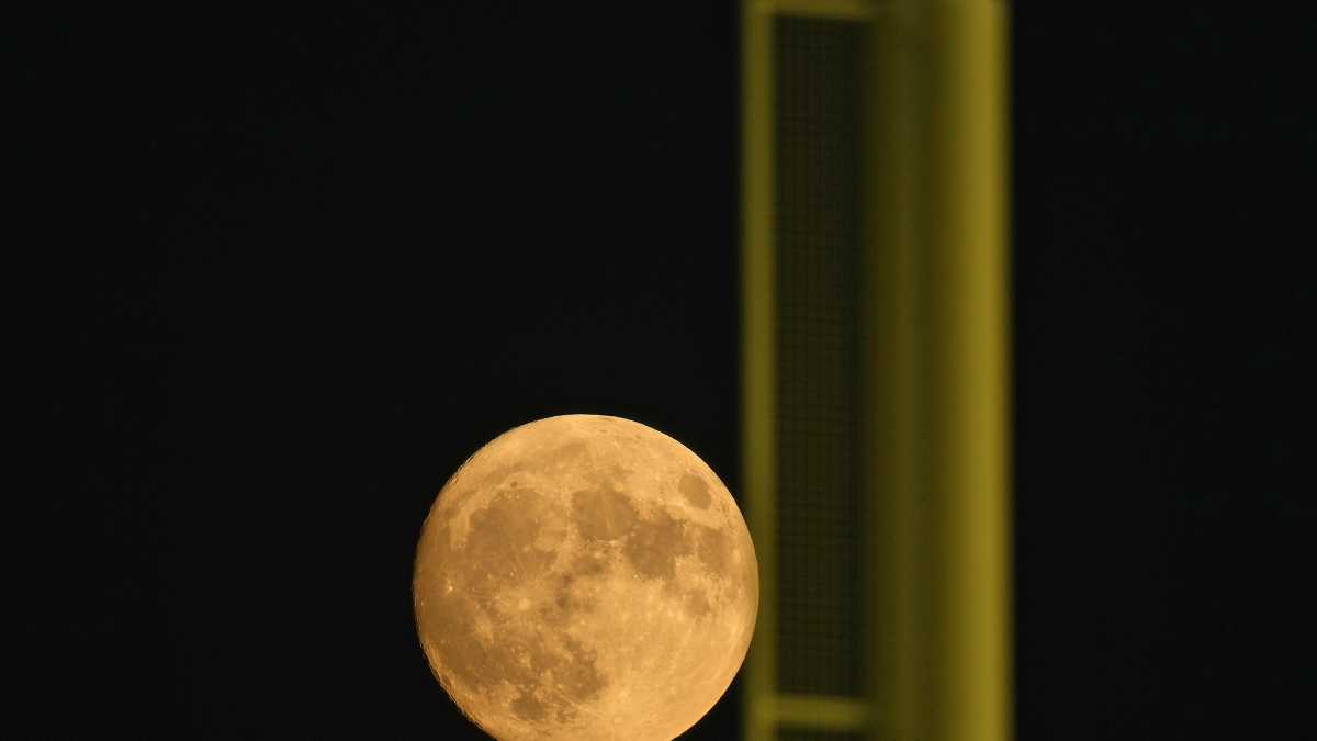 Rare Blue Supermoon 2025au