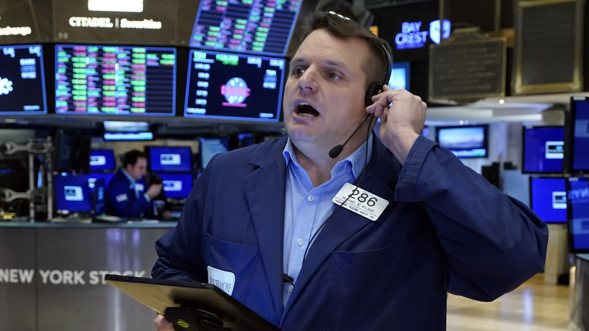 Stocks Rise as Wall Street Steadies Following Omicron Slide