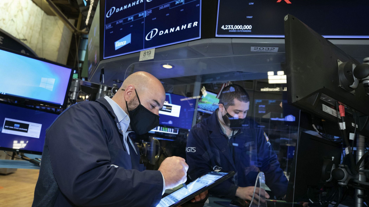 Stocks End Wobbly Day Mostly Lower; Natural Gas Prices Surge