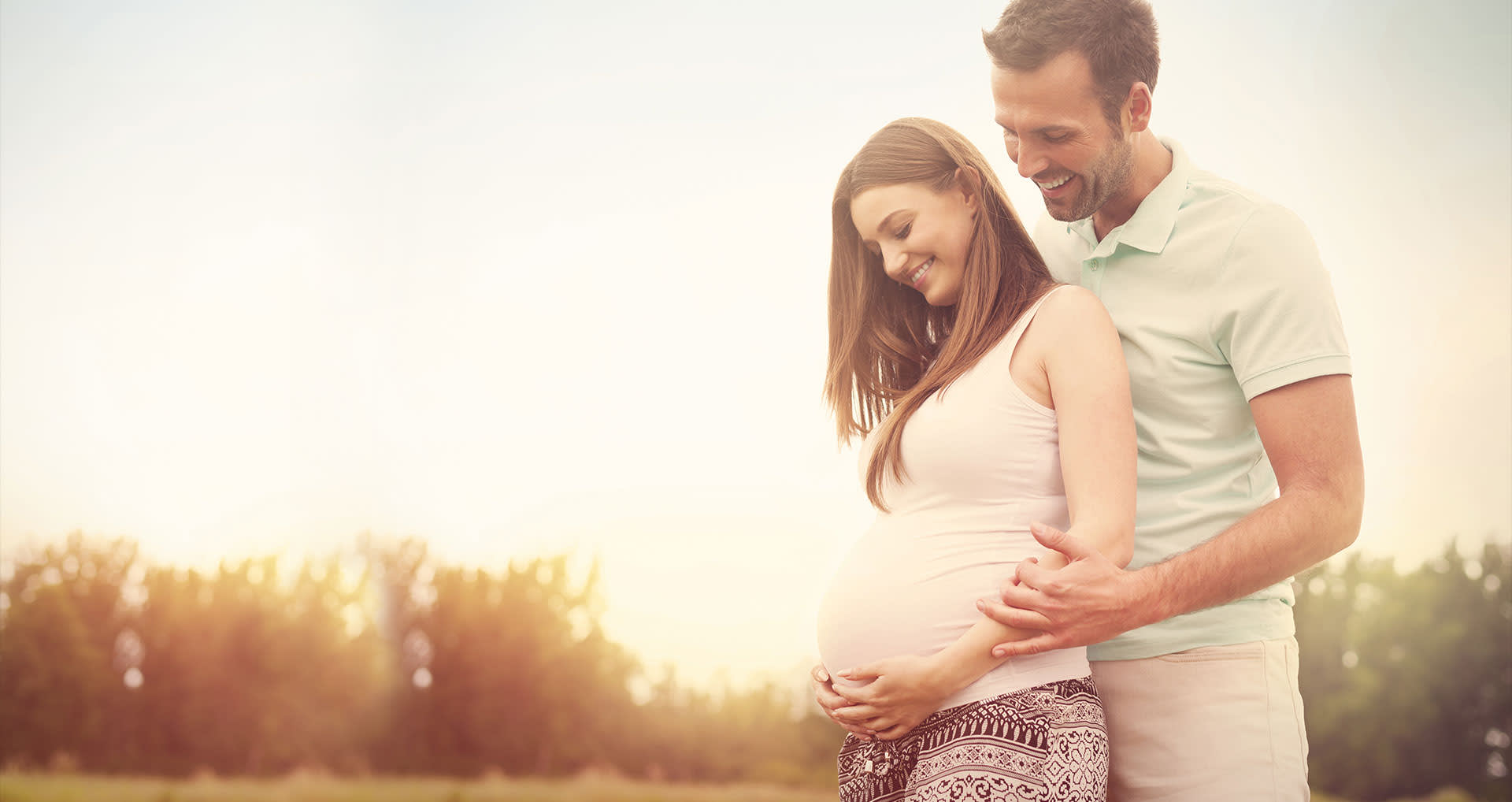 happy-pregnant-couple-banner