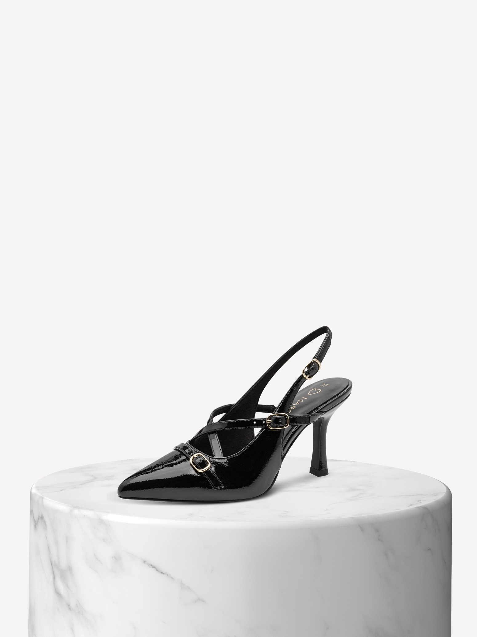 Décolleté slingback in pelle verniciata nera con punta affusolata e tacco alto su base in marmo bianco.