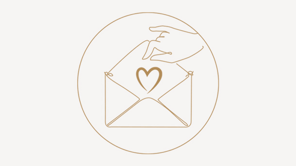Goldene Strichzeichnung, Hand legt ein Herz in einen geöffneten Briefumschlag, Symbol für Newsletter