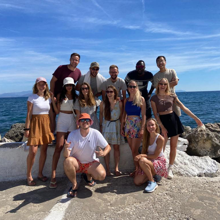 Salesfive Mitarbeiter:innen am Meer