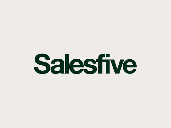 Grünes Salesfive Logo vor grauem Hintergrund