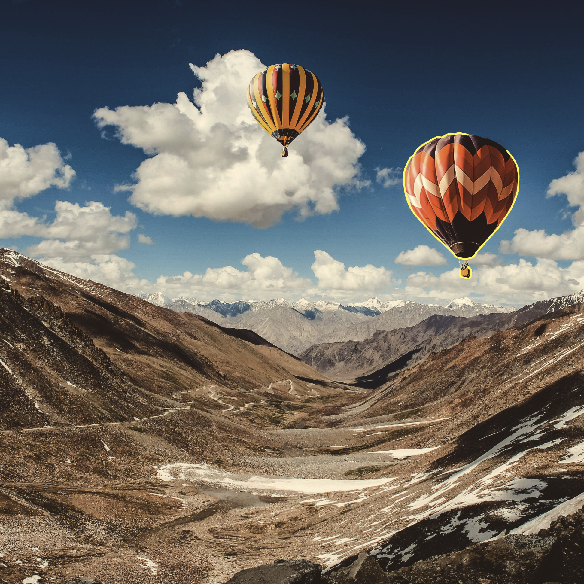 Ein Heißluftballon in der Landschaft