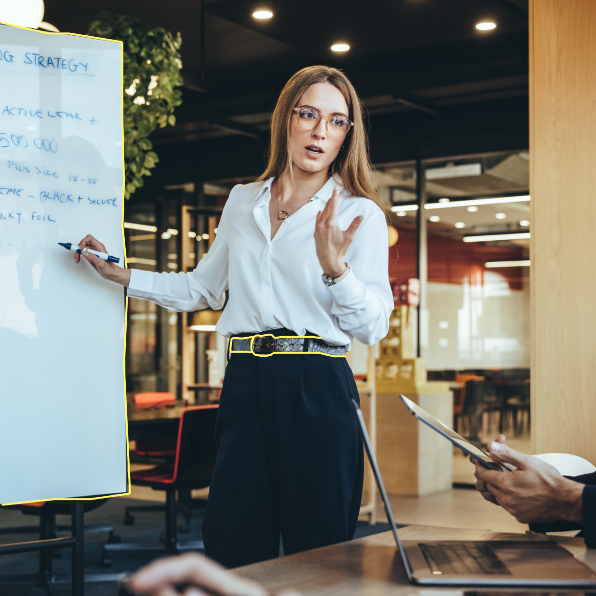 Frau erklärt Grundlagen der Marketing Automation