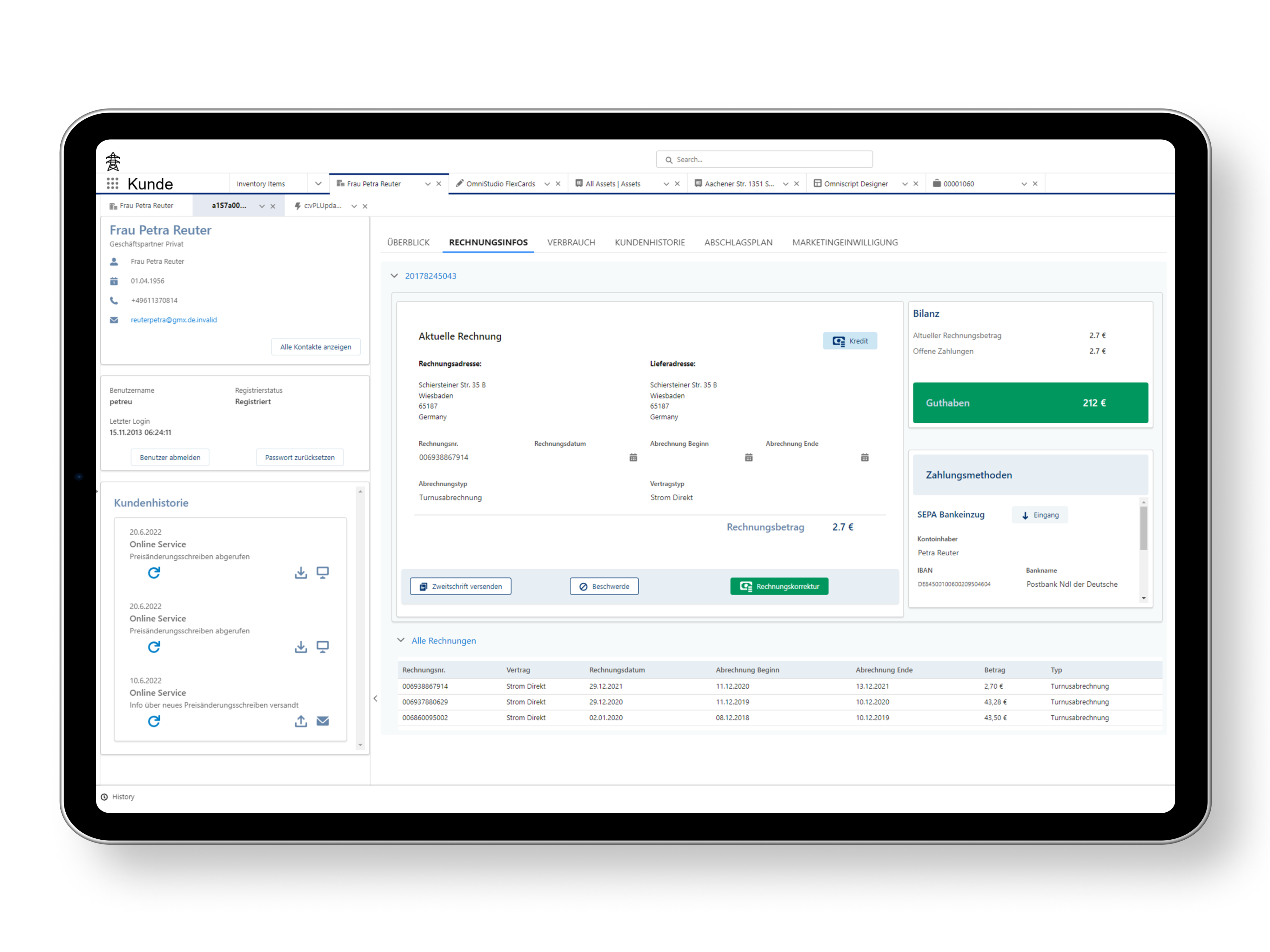 Auf der Salesforce Oberfläche ist das Page Layout eines Endkunden zu sehen, auf dem der Reiter Rechnungsinformationen offen ist. Alle Rechnungen sind hier aufgelistet. Zusätzlich ist ein Fenster geöffnet, das sämtliche Rechnungsdetails beinhaltet. 