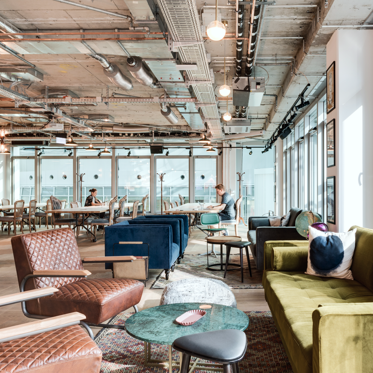 Büro mit gemütlichen Sitzmöglichkeiten im industriellen Stil
