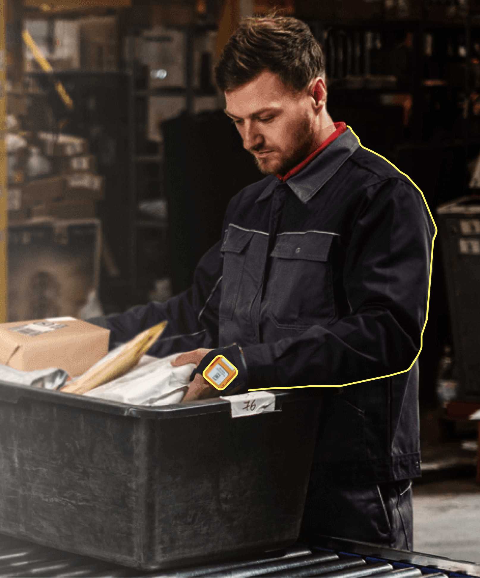 Ein Arbeiter scannt mit einem Proglove Handschuh das Etikett auf einer Box 
