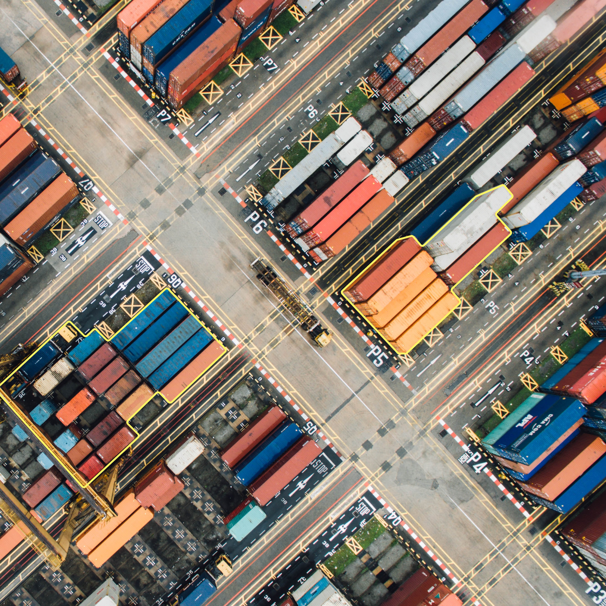 Ladefertige Transportcontainer aus der Vogelperspektive