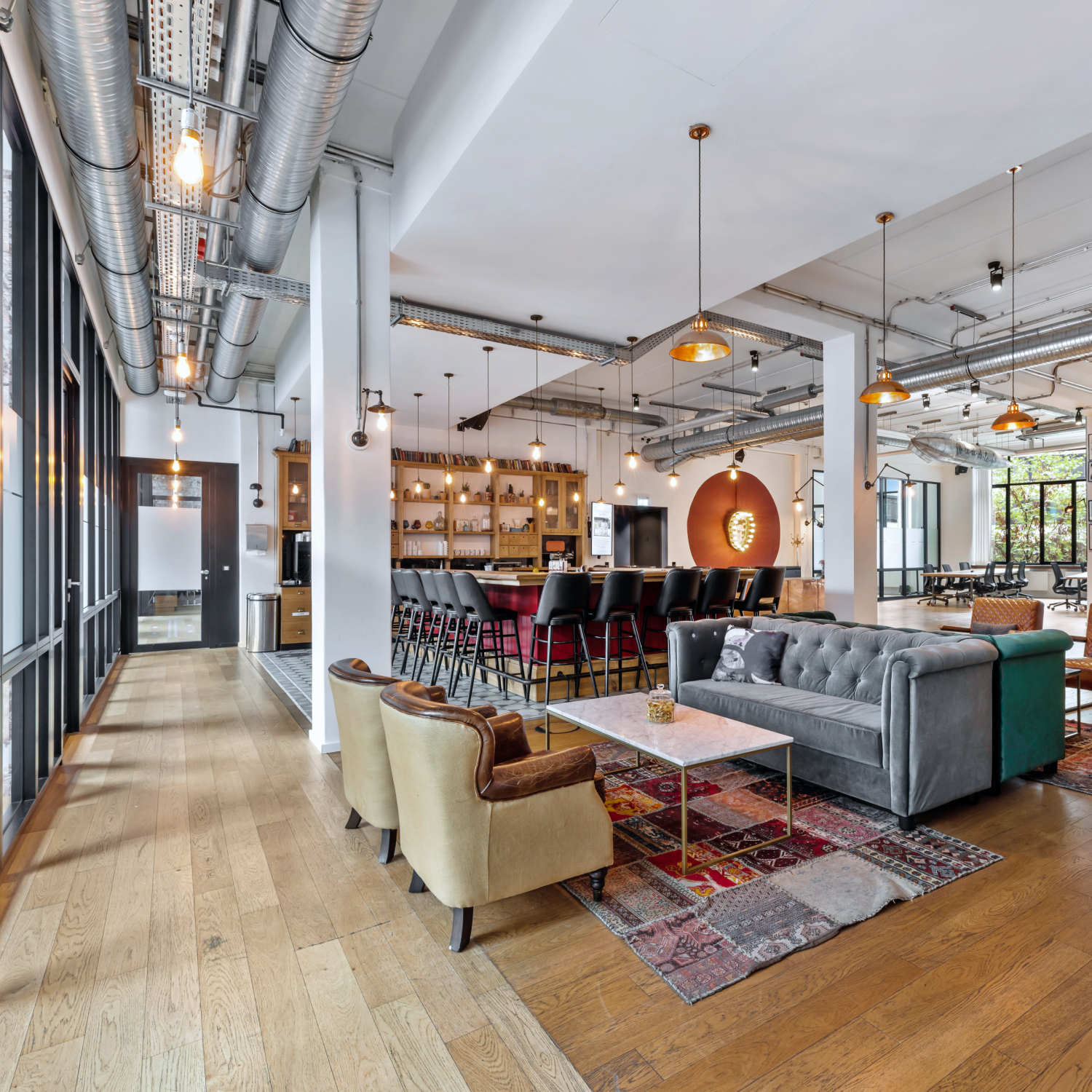 Stylisches Büro mit Sofas und Theke im Hintergrund