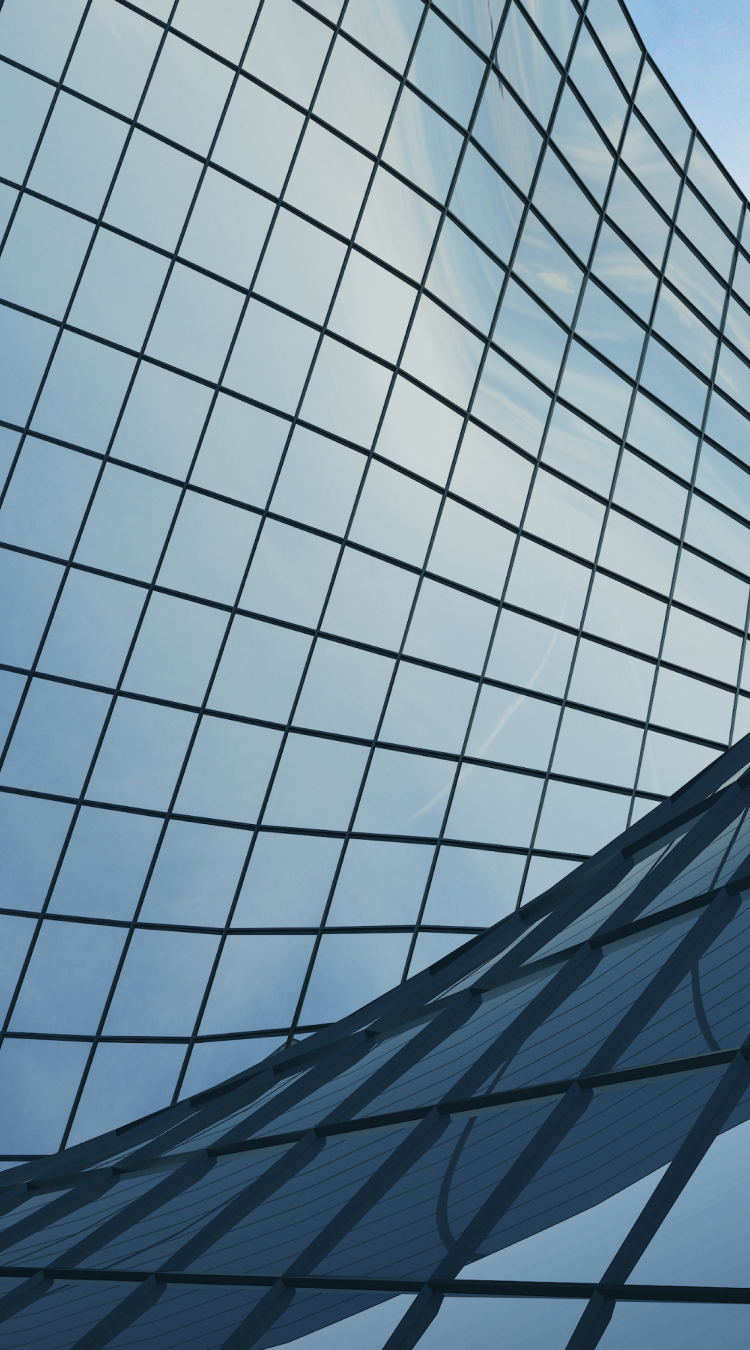 Frau steht vor rotem Hintergrund