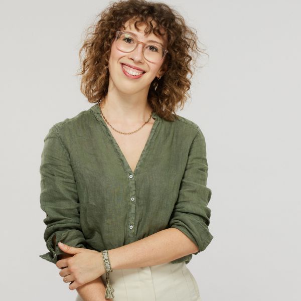 Portrait einer lachenden Frau mit verschränkten Armen