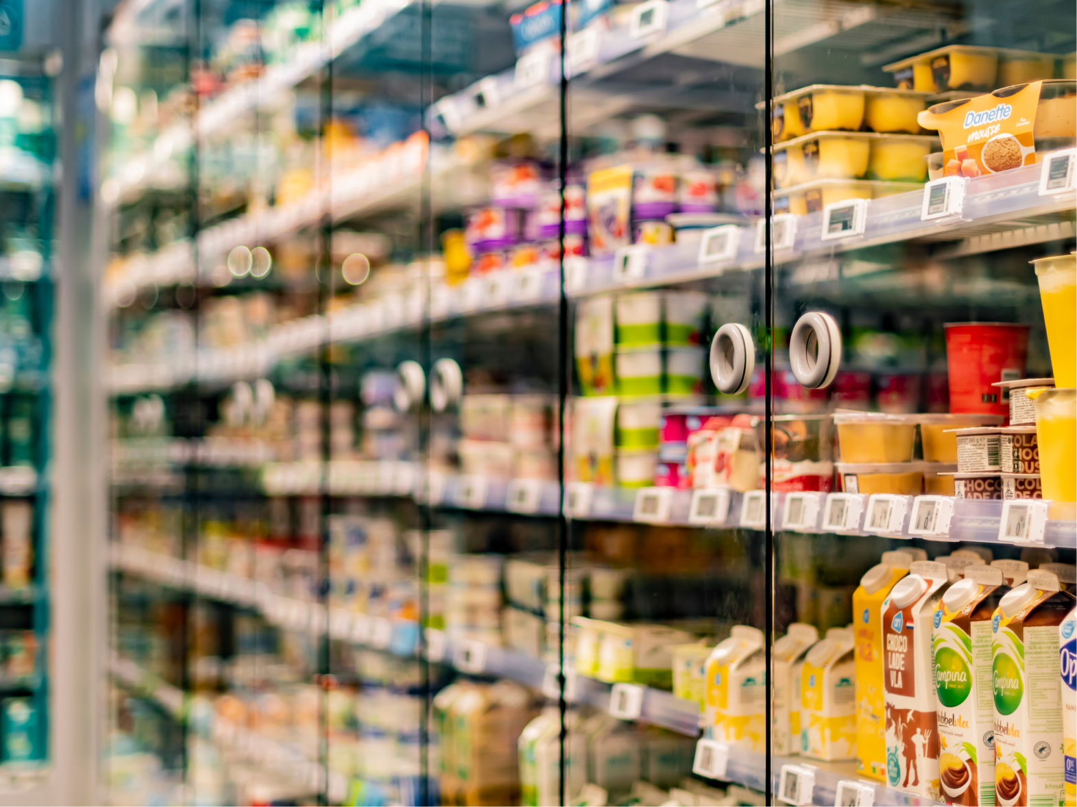 Blick auf Kühlschrank im Supermarkt