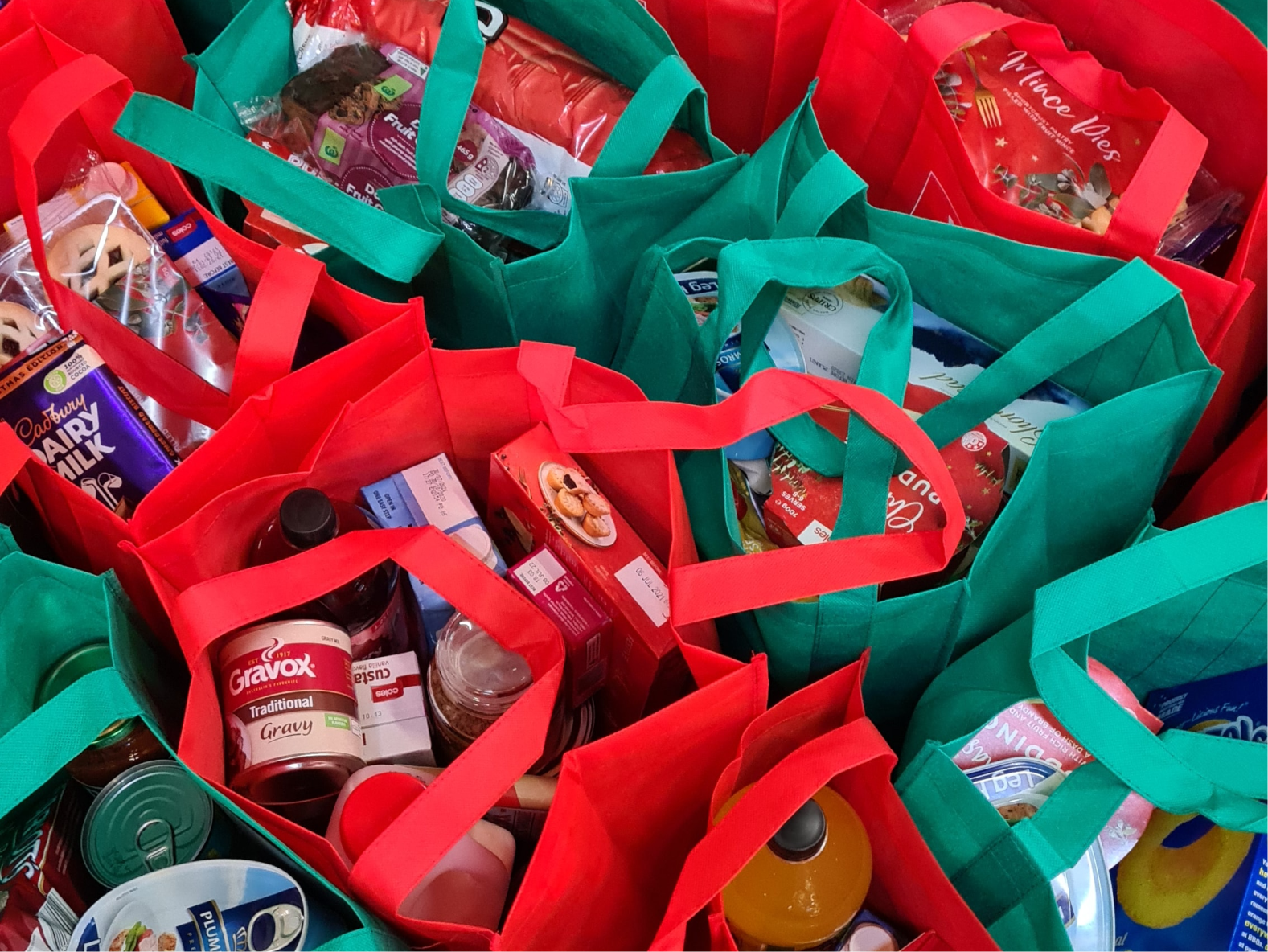 Tüten mit Lebensmittelspenden