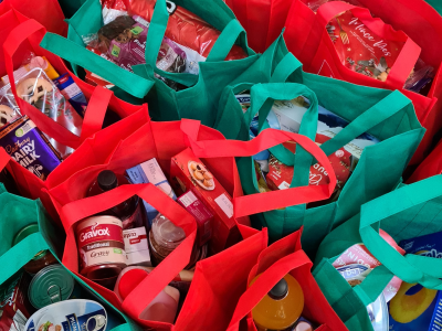 Tüten mit Lebensmittelspenden