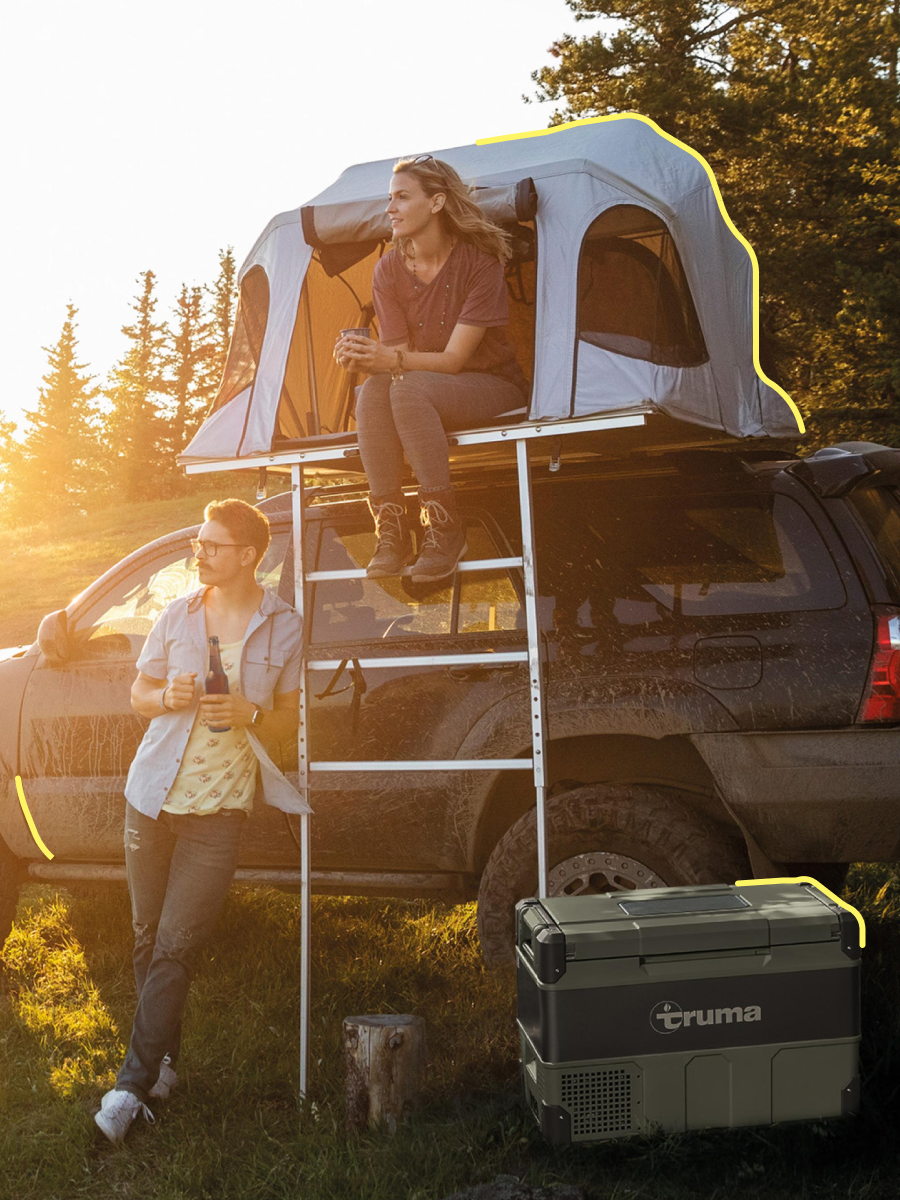 Ein Paar zeltet mit einem Auto
