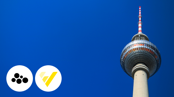 Berliner Fernsehturm vor blauem Himmel