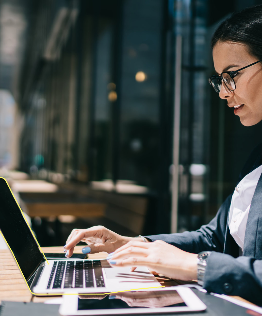 Frau mit Brille an Laptop