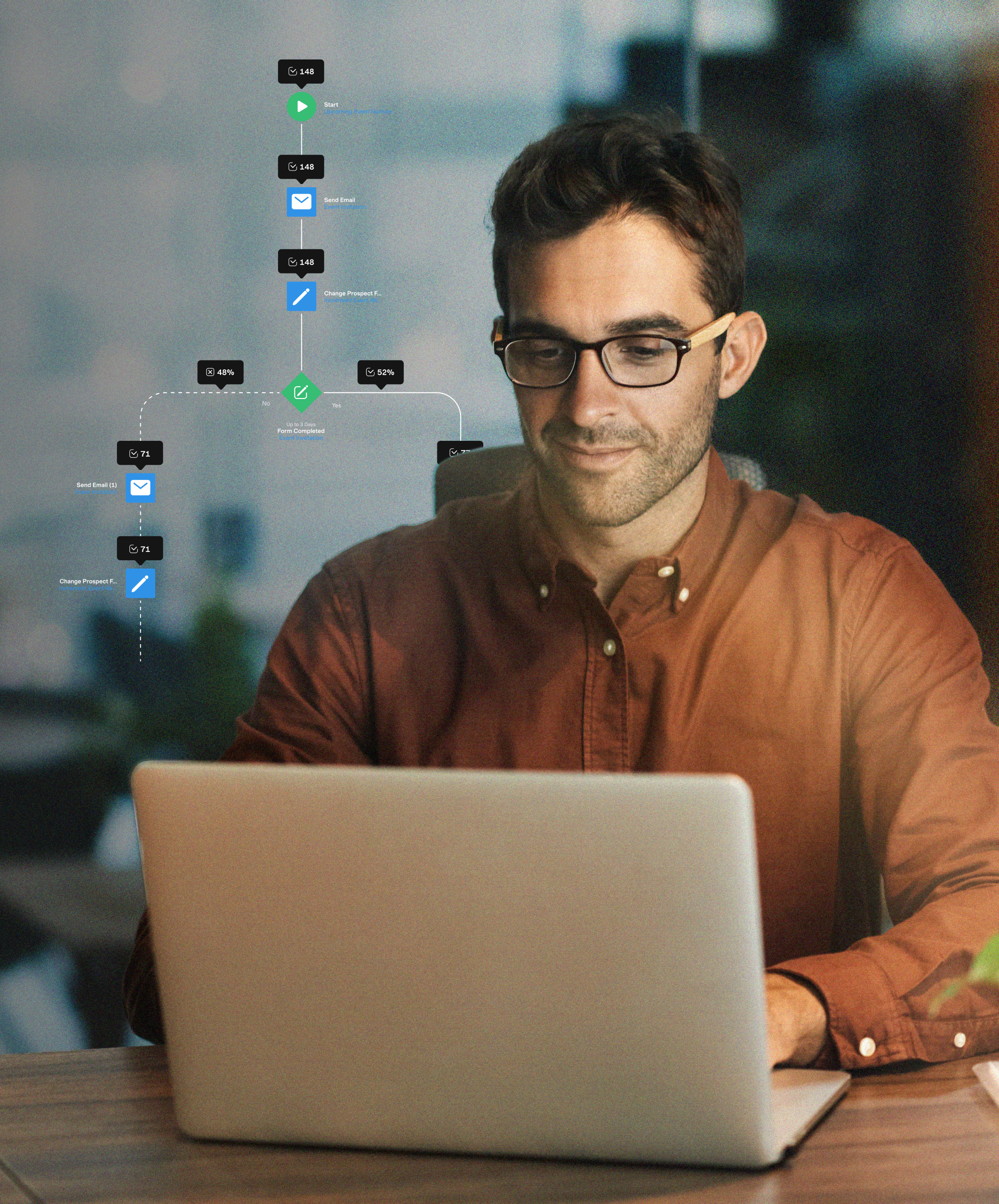 Man mit Laptop bei der Arbeit