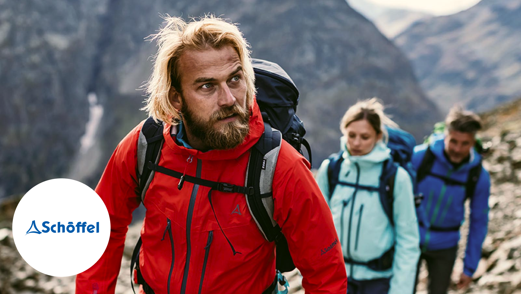 Ein Mann lächelt beim Wandern