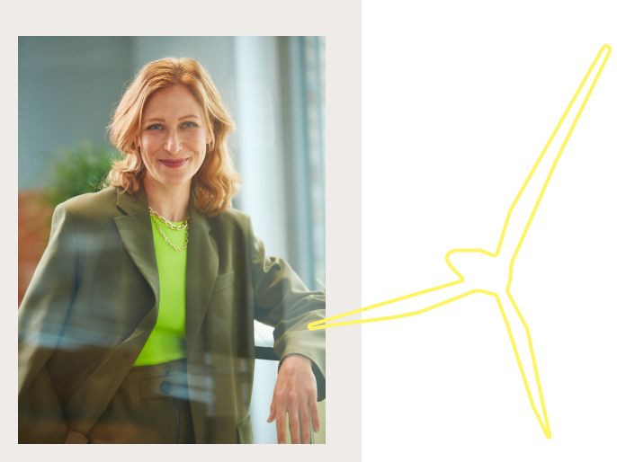 Blonde Frau in grünem Blazer