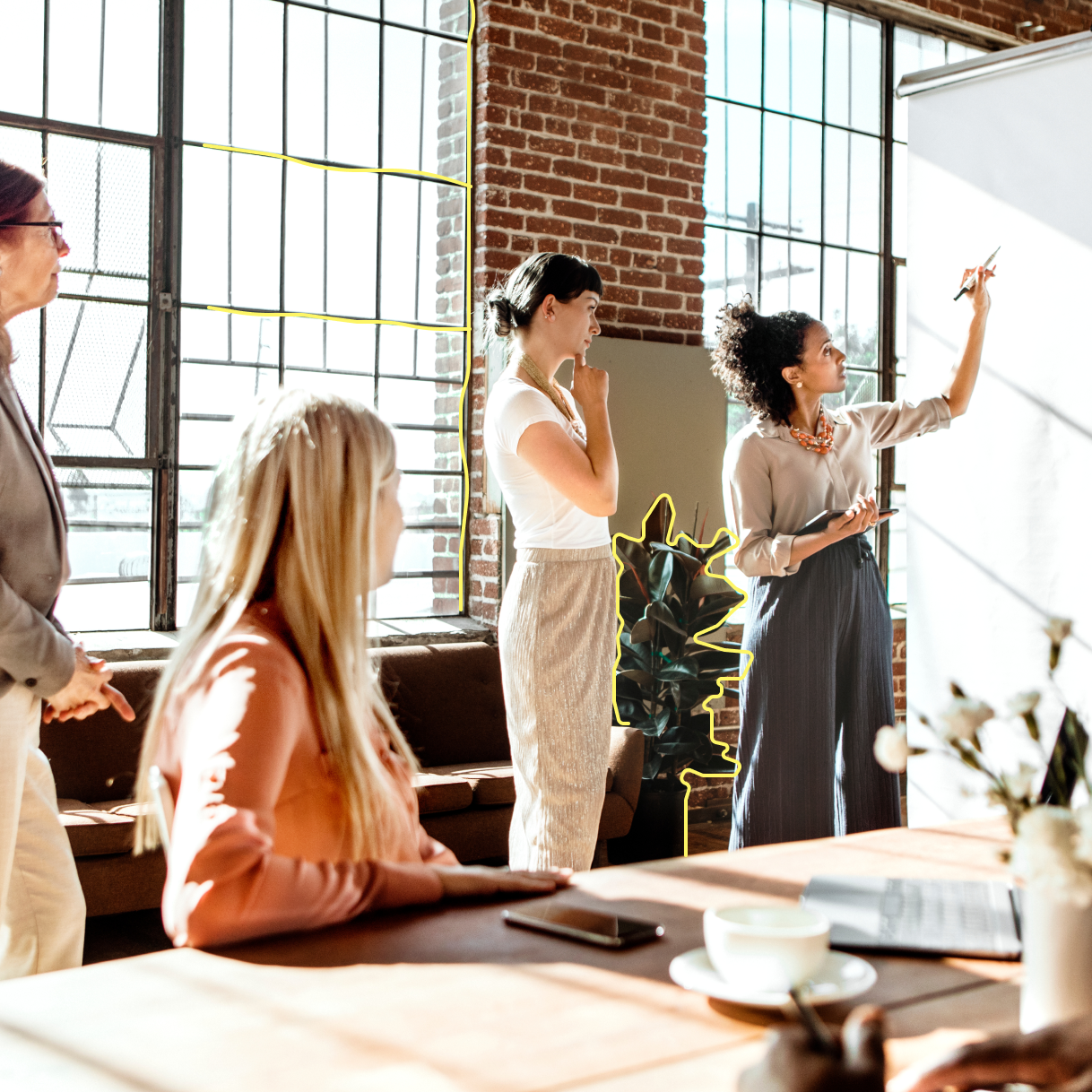 Frauen stehen im Büro