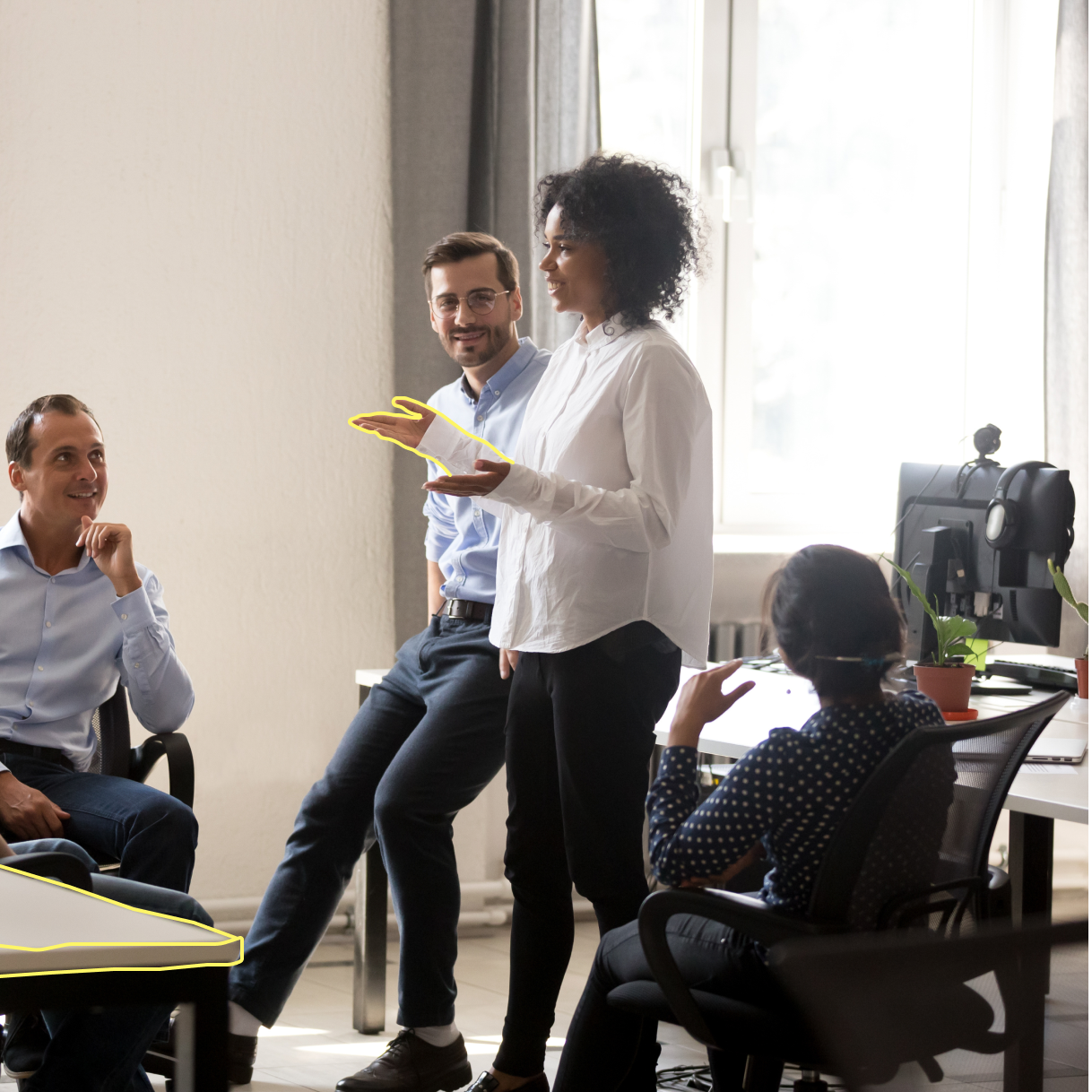 Personen in einem Büro sprechen über Digitalisierung