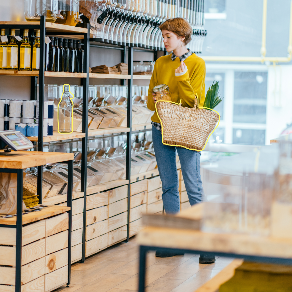 Frau vergleicht im Supermarkt verschiedene Produkte